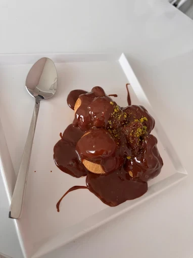 Maye’nin çikolata soslu ve fıstık süslemeli profiterol sunumu